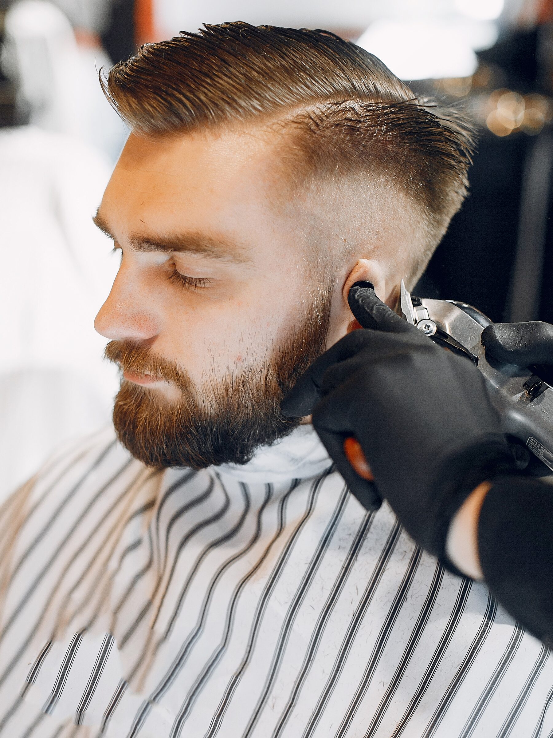 Rasage au coupe-chou après serviette chaude